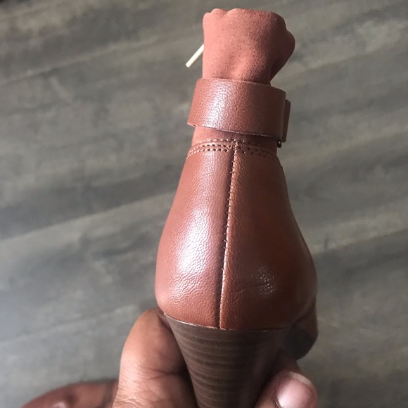 Women’s beautiful Brown Leather Anne Klein Booties - Picture 4 of 5